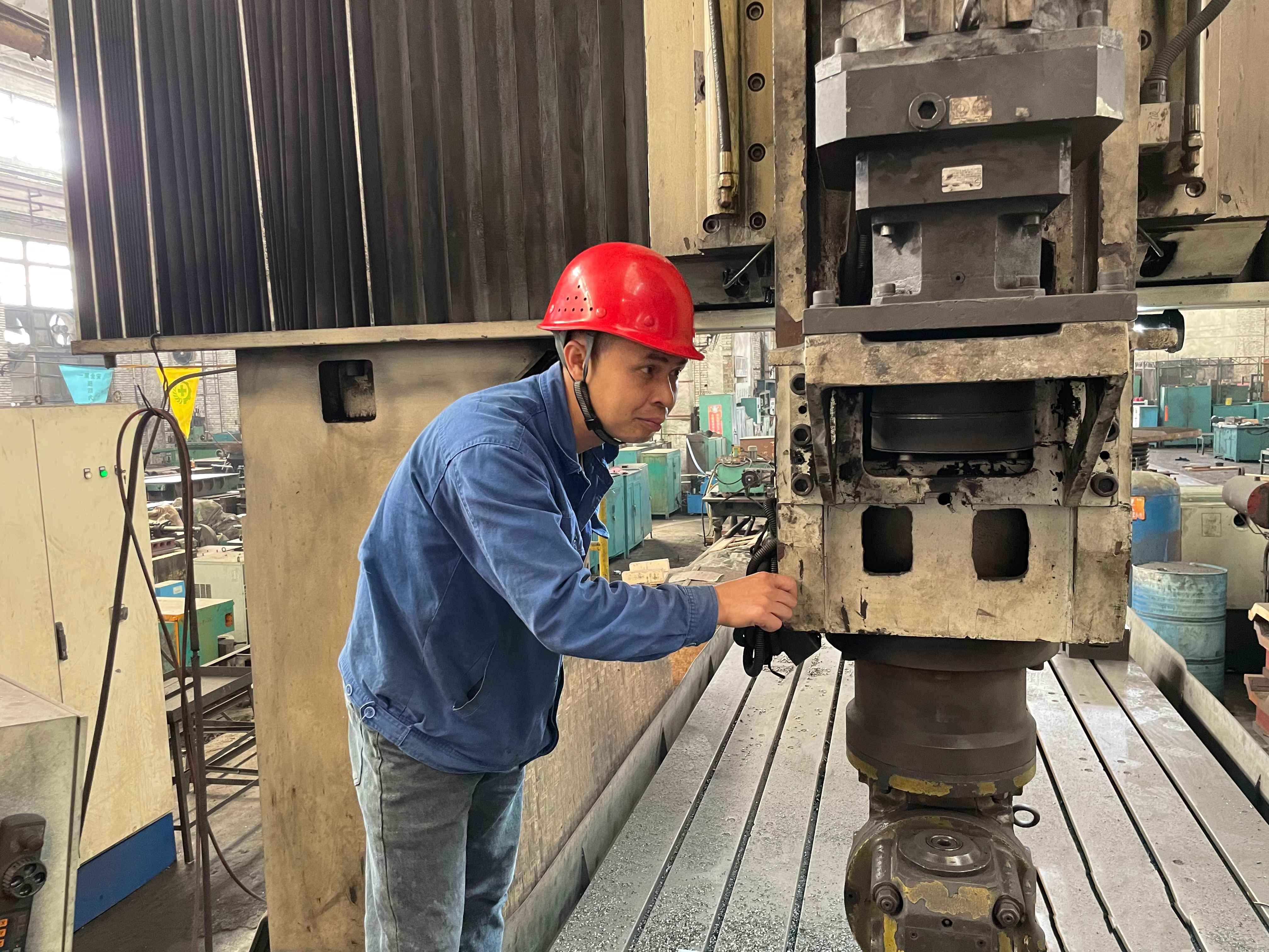 【身边模范】李启合：与机械为伴，，，，，“钳”出责任