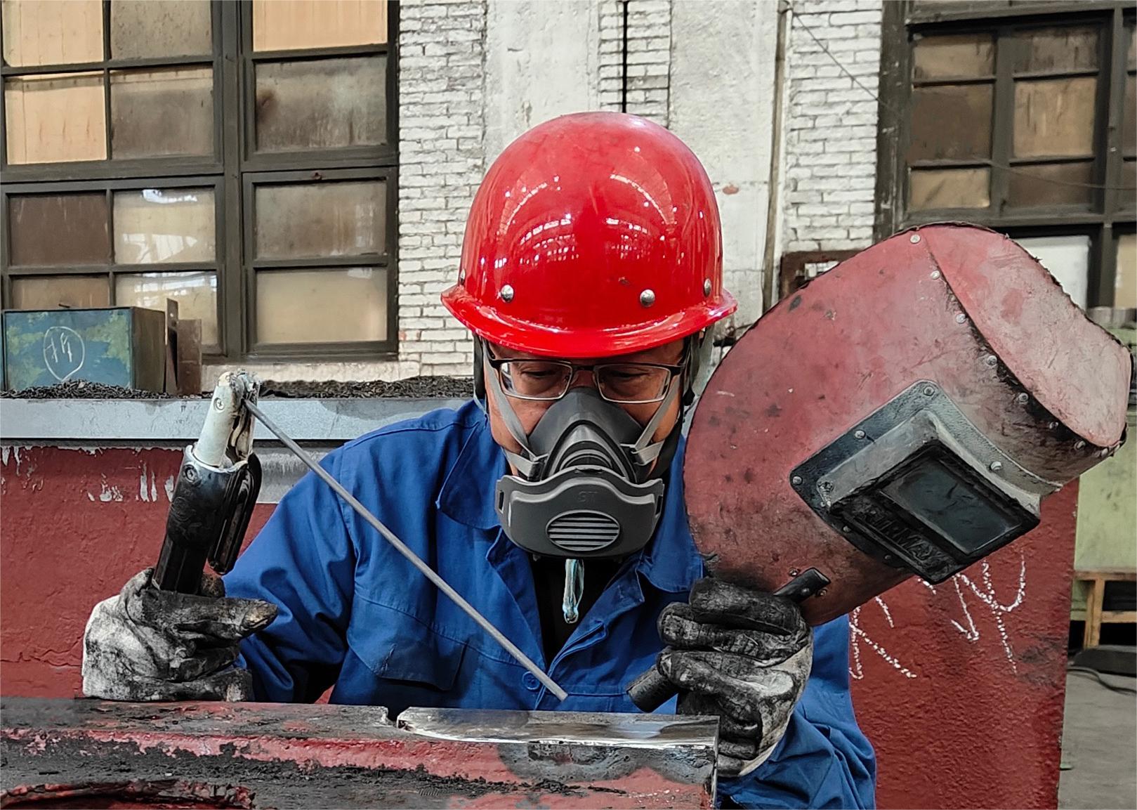 【身边模范】胡新：有心“焊”人，，，，，一直突破